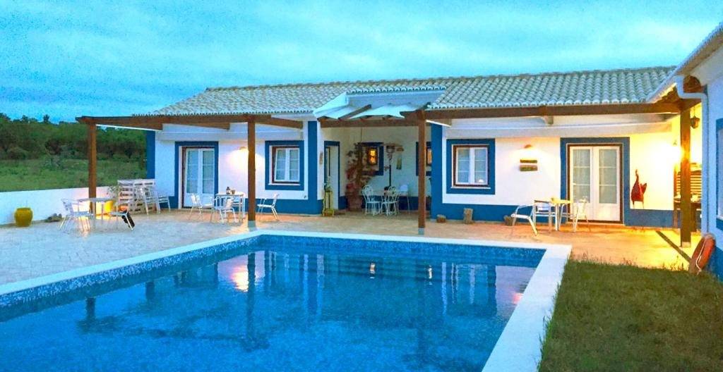 Casa da Herdade Além Santos com piscina ao entardecer