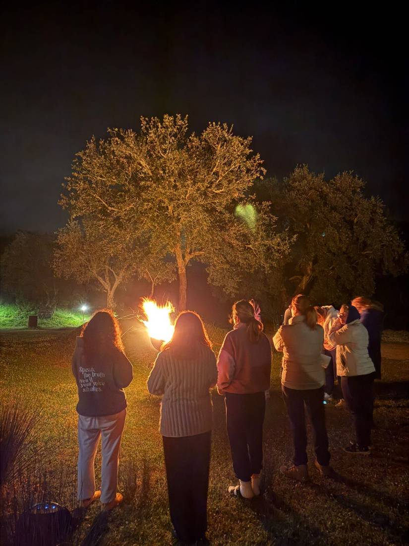 Ritual de fogo à noite