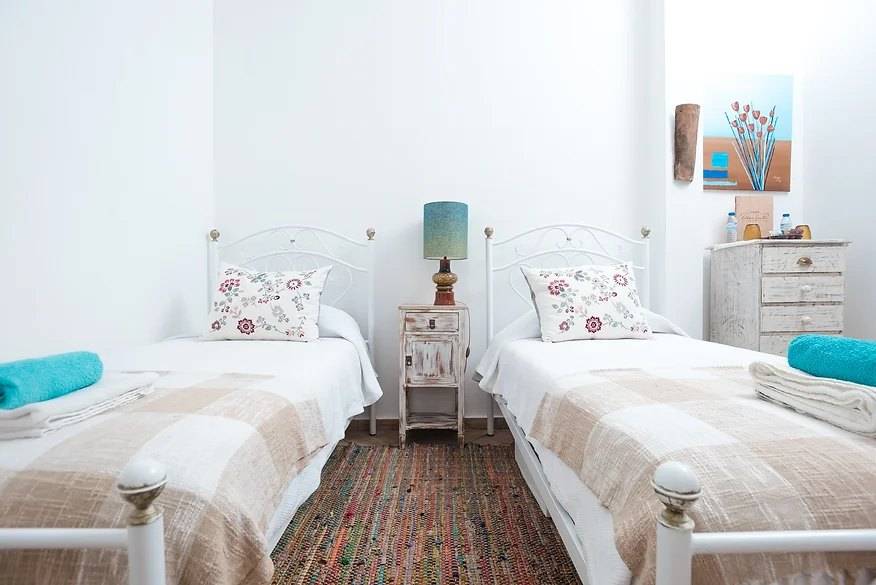 Quarto luminoso com duas camas