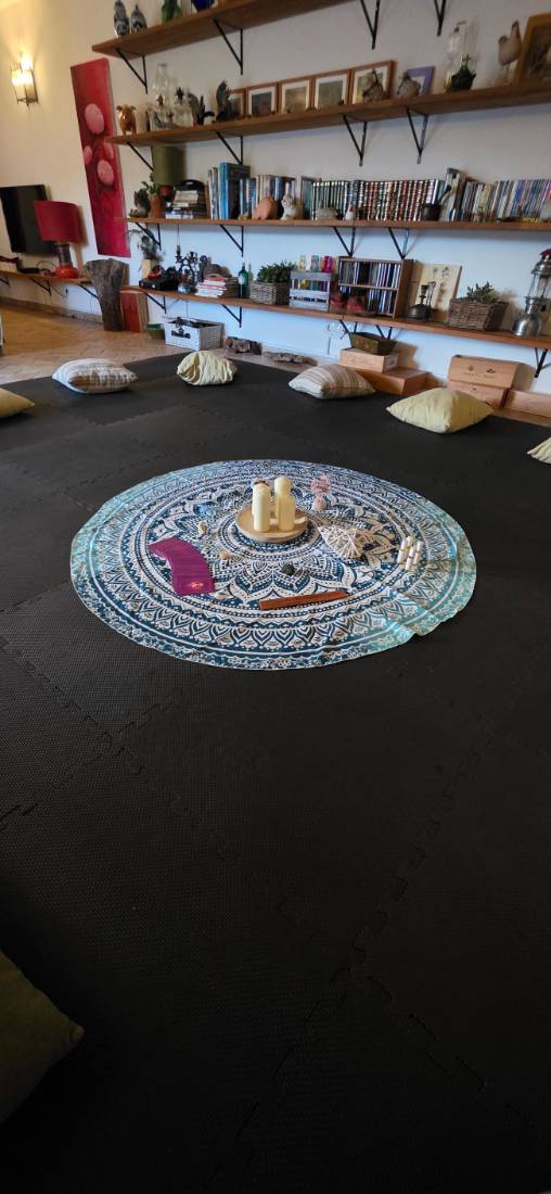 Sala dos rituais com mandala e almofadas