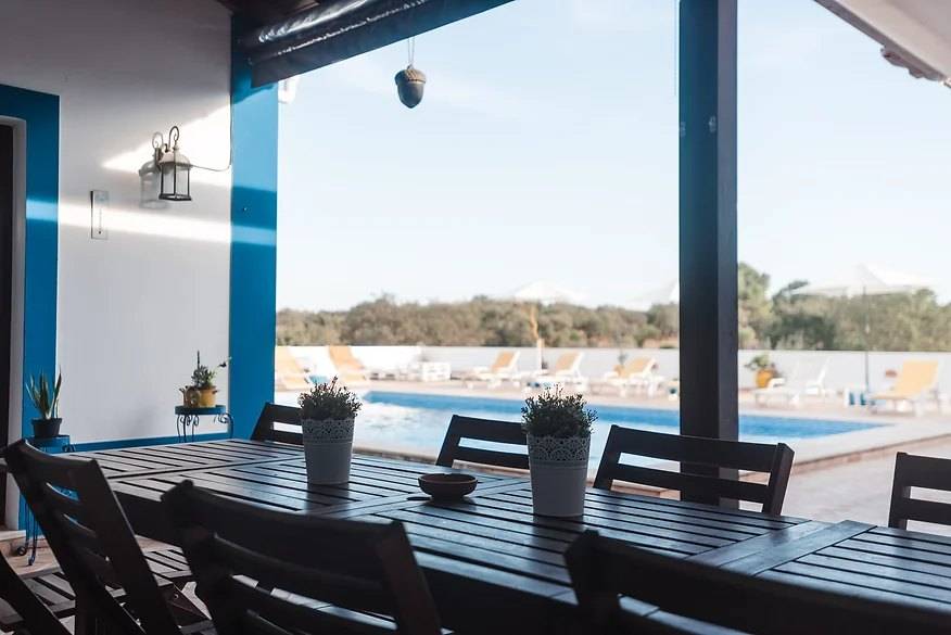 Terraço coberto com vista para a piscina